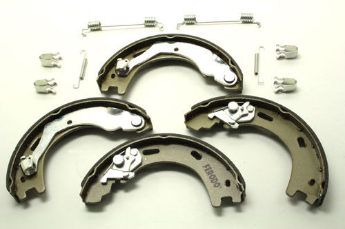 Handbrake Shoe Set for Discovery 3, Discovery 4 & Range Rover Sport (LR031947)(Ferodo)
